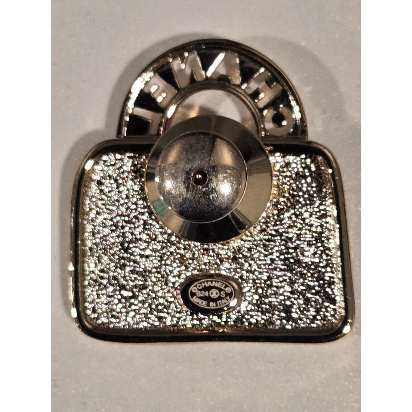 #134 - CHANEL Metal Strass Pin Brooch ABD441, pink bag with rhinestones