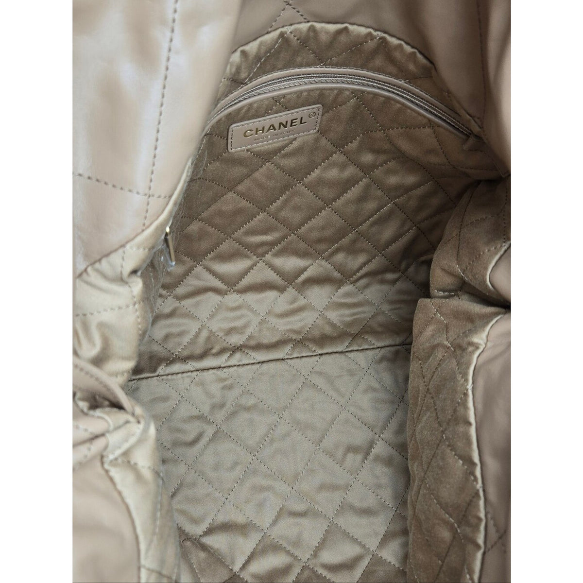 CHANEL 22 - Beige/Tan Medium
