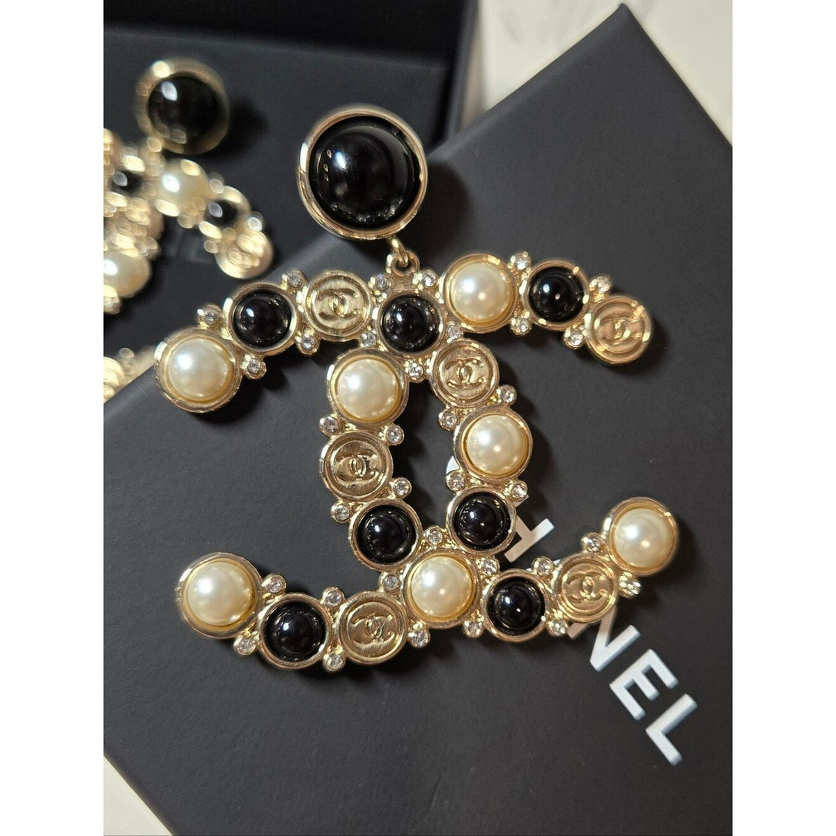 #200 - CHANEL B2019 Pearl & Strass CC Drop Earrings