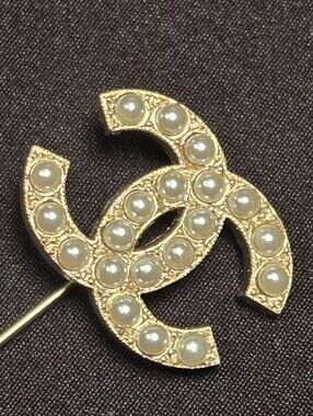 #150 - Chanel Coco Mark Brooch 00 S, Gold Plated, Faux Pearl - Vintage