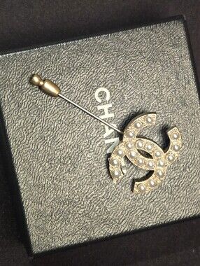 #150 - Chanel Coco Mark Brooch 00 S, Gold Plated, Faux Pearl - Vintage