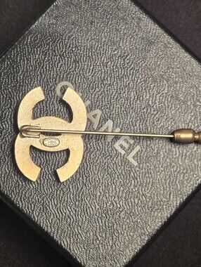 #150 - Chanel Coco Mark Brooch 00 S, Gold Plated, Faux Pearl - Vintage