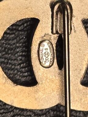 #150 - Chanel Coco Mark Brooch 00 S, Gold Plated, Faux Pearl - Vintage