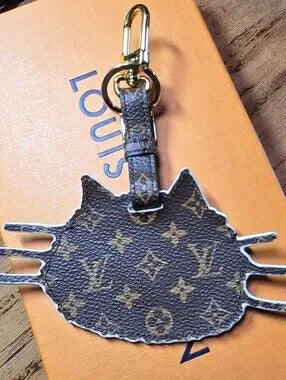 #129 - RARE LOUIS VUITTON Grace Coddingtom Catogram gray cat epi charm MP2282