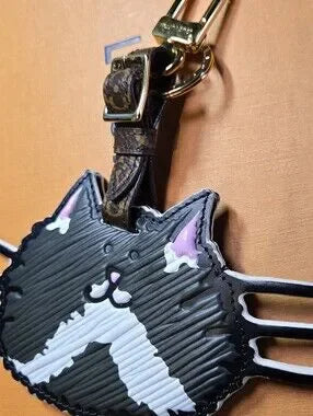 #129 - RARE LOUIS VUITTON Grace Coddingtom Catogram gray cat epi charm MP2282