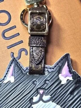 #129 - RARE LOUIS VUITTON Grace Coddingtom Catogram gray cat epi charm MP2282