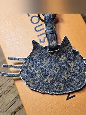 #129 - RARE LOUIS VUITTON Grace Coddingtom Catogram gray cat epi charm MP2282
