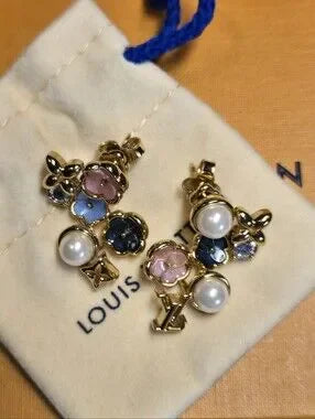 #153 - Louis Vuitton LV Botanica White Resin Pearl Earrings (Model: M01642)