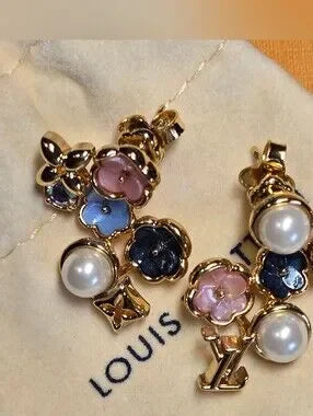#153 - Louis Vuitton LV Botanica White Resin Pearl Earrings (Model: M01642)