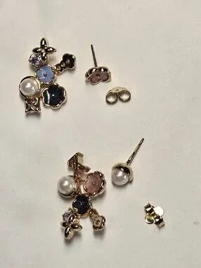 #153 - Louis Vuitton LV Botanica White Resin Pearl Earrings (Model: M01642)