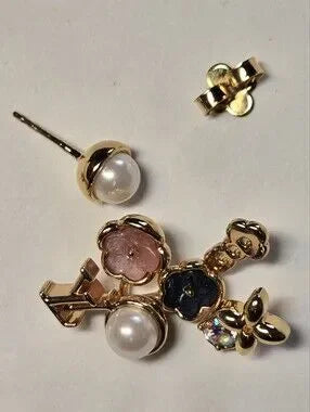 #153 - Louis Vuitton LV Botanica White Resin Pearl Earrings (Model: M01642)
