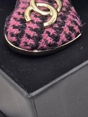 #170 - CHANEL 2022 Tweed Heart Brooch Black & PINK