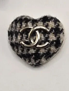 #169 - CHANEL 2022 Tweed Heart Brooch Black & Beige